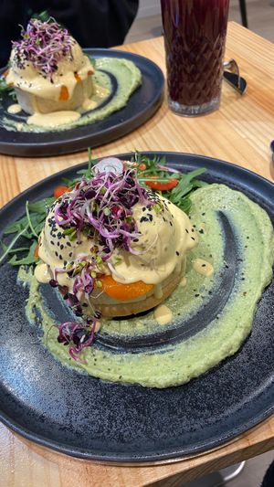 Huevos Benedict y zumo de limón y arándanos at Asante in Barcelona