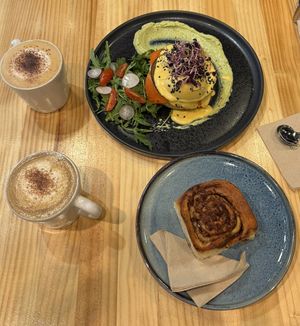 Eggs Benedigt, Zimtschnecke, Cappuccino, Dirty Chai Latte  at Asante in Barcelona