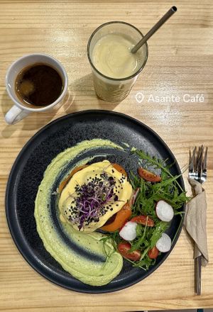 Huevos a la Benedict (woooowww), café americano y batido tropicall  at Asante in Barcelona