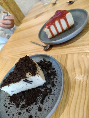 Tarta de queso con oreo y con fresa at Asante in Barcelona