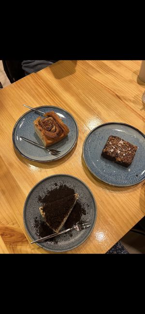 Brownie, Oreo cheesecake and cinnamon roll  at Asante in Barcelona