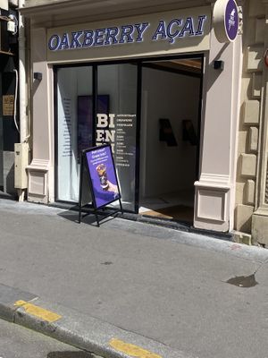 Closer up front  at Oakberry - Marbeuf in Paris