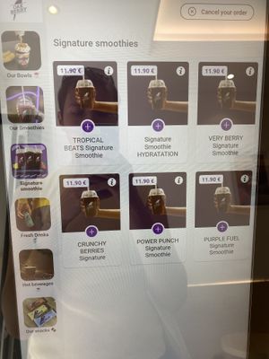 Order screen smoothies  at Oakberry - Marbeuf in Paris