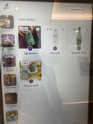 Order screen cold drinks  at Oakberry - Marbeuf in Paris