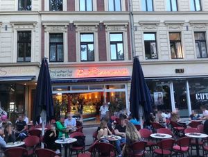 Außenansicht mit Sitzbereich / outise with seating  at Gelateria Cafeteria P Romana in Cologne