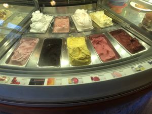 Vegane Sorten: Ananas (nicht im Bild), Granatapfel, Erdbeer, Bitterschokolade, Aprikose, Mango, Himbeer, Melone, Maracuja, Heidelbeer  at Gelateria Cafeteria P Romana in Cologne