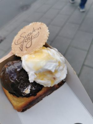 Die Schnecken, sind sehr trocken. Ich selbst backe sehr viel und habe ein Auslandsjahr in Schweden gemacht und habe in der Backschule gearbeitet und habe das Zimt Schnecken Rezept  at Sweet n joy  in Frankfurt