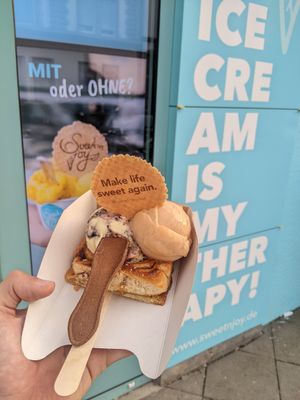 cinammon roll with cherry and peach ice cream at Sweet n joy  in Frankfurt
