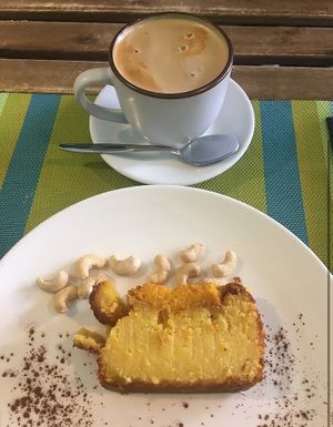 Orange and mango vegan cake at Vert & Frais in Madrid