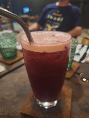 Klare Empfehlung der Hibiskus Erdbeer Eistee 🤤 at Ver De Siargao in Siargao