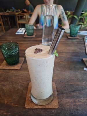 Diva Smoothie mit Datteln und Nüssen 🤤 so lecker. at Ver De Siargao in Siargao