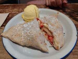Banana and strawberries with mango ice cream at Crêperie La Rue in Madrid