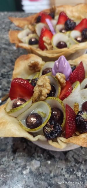 Nossa torta Phyllo possui massa filo, creme de confeiteiro e doce de leite de castanhas, finalizada com frutas e nozes!  at Dani-C RockVeg in Apucarana