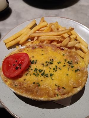 Vegan mac n cheese and chips at Sloans  in Glasgow