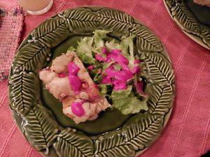 Entrada: Focaccia de longa fermentação com saladinha ao pesto de beterraba  🥗 at Pátio Di Dentro in Bauru