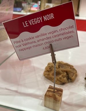 Chocolate vegan cookie at Cookidiction Poncelet in Paris