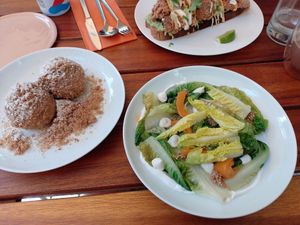 Marillenknödel links und lettuce unten rechts, sowie Chicken 5000 oben at Wanda in Berlin