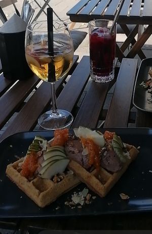 Vegane Carrotcake Waffel links, vegetarische Käse-Kimchi Waffel rechts at Hoffels in Berlin