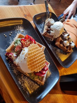 Vorne: vorgefertigte Waffel, hinten: selbst zusammengestellt at Hoffels in Berlin