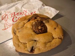 Chocolaté vegan cookies delicious at Ben's Cookies  in Paris