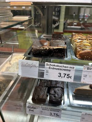 Schokokuchen mit Erdnusscreme 3,75€  at Maran Vegan in Vienna