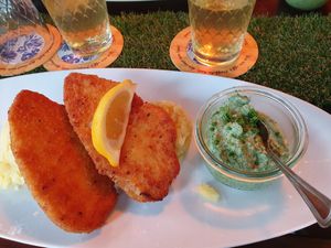 Pflanzenschnitzel mit veganer grünen Soße at Daheim im Lorsbacher Thal in Frankfurt