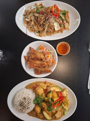 Øverst nr 18 stegte nudler, I midten nr 4 friterede dumlings og nederst nr 29 kylling og tofu i peanutsauce.
Alle 3 ting kan anbefales. at Chay Vegan - Emporia in Malmo