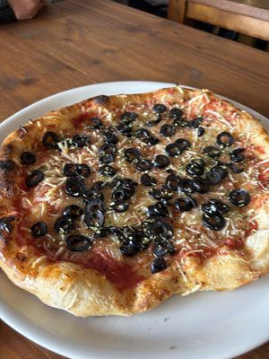 Olive Pizza with vegan cheese. 1/5/25. Buen Camino😄 at El Dragón Peregrino in Navarra