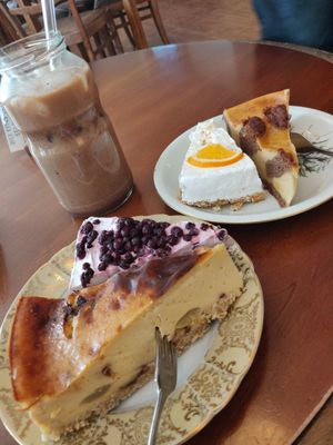 Kuchen 😍 at V-Cake Cafe in Dresden