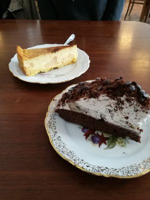 Maulwurfkuchen und Käsekuchen mit Birne at V-Cake Cafe in Dresden
