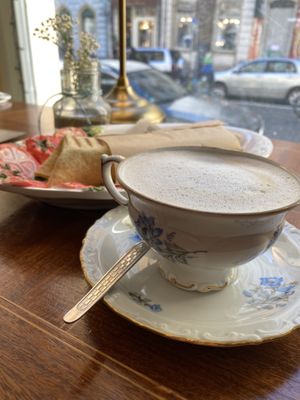 Wrap mit gegrilltem Gemüse und Cappuccino mit Hafermilch 🌱 at V-Cake Cafe in Dresden