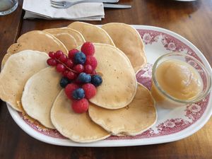 Pancakes mit Apfelmus at V-Cake Cafe in Dresden