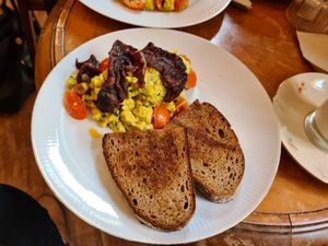 Rührtofu mit Bacon (Scambled tofu) at V-Cake Cafe in Dresden