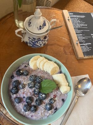 Banane-Beeren-Porrige  at V-Cake Cafe in Dresden