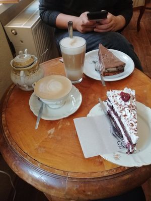 Donauwelle und Schwarzwälder Kirschtorte at V-Cake Cafe in Dresden