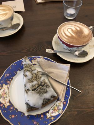 Mohnkuchen + Moccachino   at V-Cake Cafe in Dresden