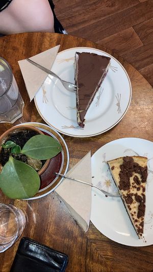 Zupfkuchen and Donauwelle: both very good  at V-Cake Cafe in Dresden