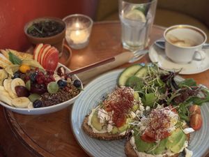 Granola mit frischem Obst und Brot mit Avocado und Veta .  at V-Cake Cafe in Dresden