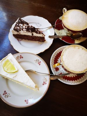 Cappuccino italienische Art und leckere Kuchen 👏 at V-Cake Cafe in Dresden