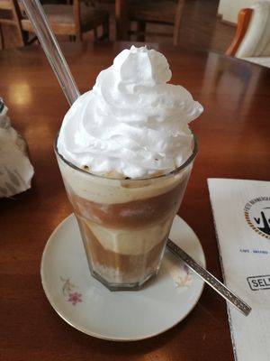 Eiskaffee mit Vanilleeis (seasonal: Iced Coffee with vanilla ice-cream) at V-Cake Cafe in Dresden