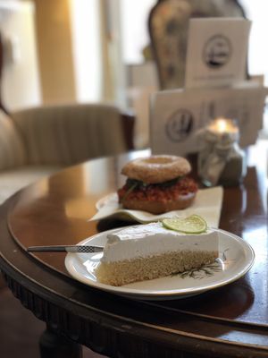 Key lime cheesecake and bagel at V-Cake Cafe in Dresden