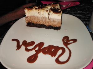 Vegan "snickers" cake at Chaostheorie in Berlin