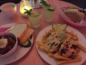 Chili sin carne, Animal Style Fries, Mushroom Burger at Chaostheorie in Berlin