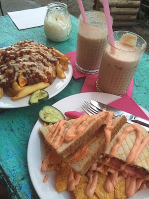 chilli cheese fried, sandwich, cocktail and millshake at Chaostheorie in Berlin