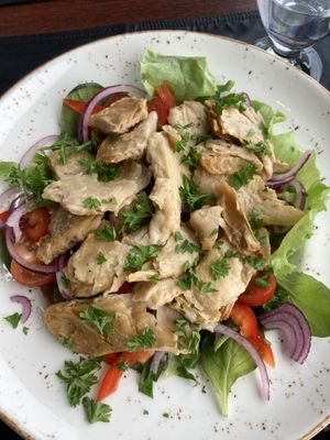 Salade « oumph » végane   at Veitingastaðurinn Ráin in Keflavik