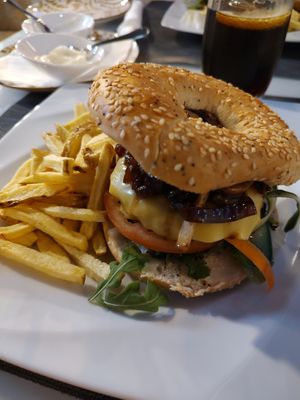 Beyond burger, fries and vegan mayonnaise at Sabores da Esquina in Alvor