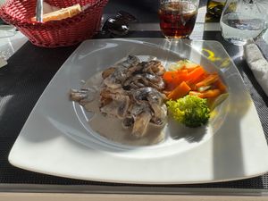 Seitan with mushroom sauce and veg at Sabores da Esquina in Alvor