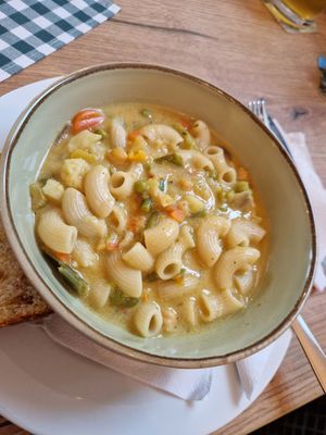 Gemüsecurry mit Nudeln at Nesthocker Snackbar & Café in Offingen