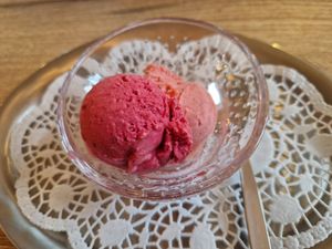 Kirsch und Erdbeereis at Nesthocker Snackbar & Café in Offingen