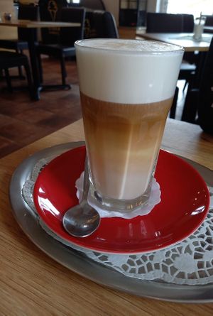 Veganer Latte Macciato mit Hafermilch at Nesthocker Snackbar & Café in Offingen